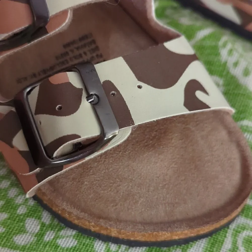 ‎Lily and Dan camo sandals